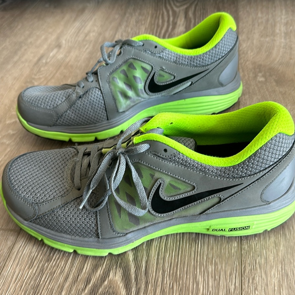 Nike tennis shoe
